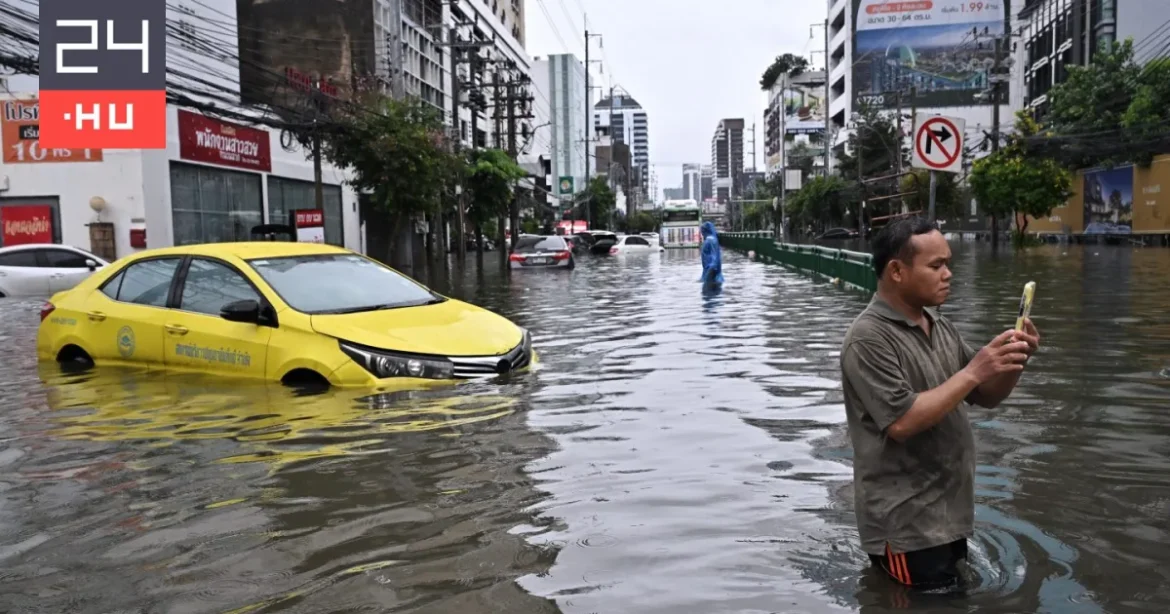 Bangkok utcáit elöntötte az árvíz, súlyos károkat okozva a városban
