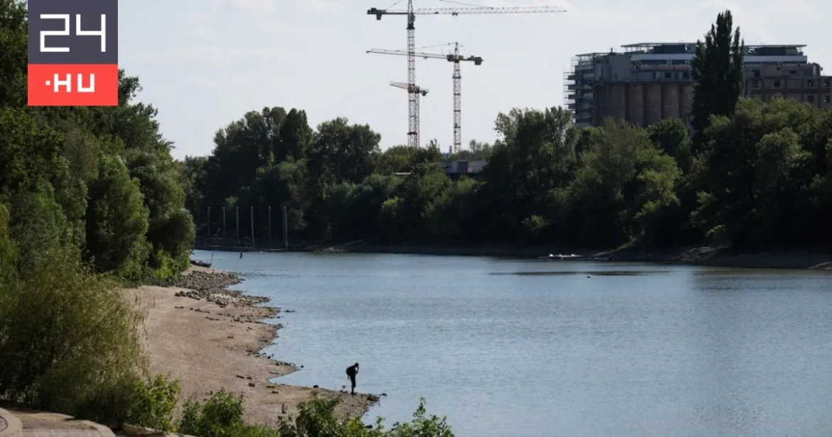 Dunába ugrott a rendőrök elől menekülő autós, de nem tudott úszni