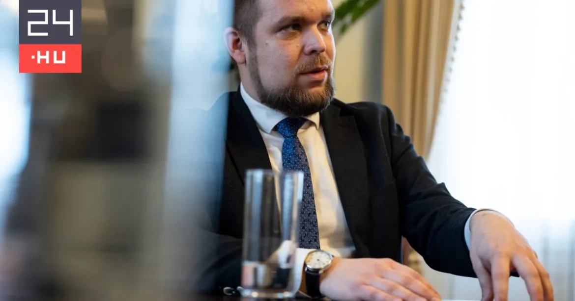 Pintér Bence: Feljelentést tettünk a győri fodrászüzletre festett „cigány” felirat miatt