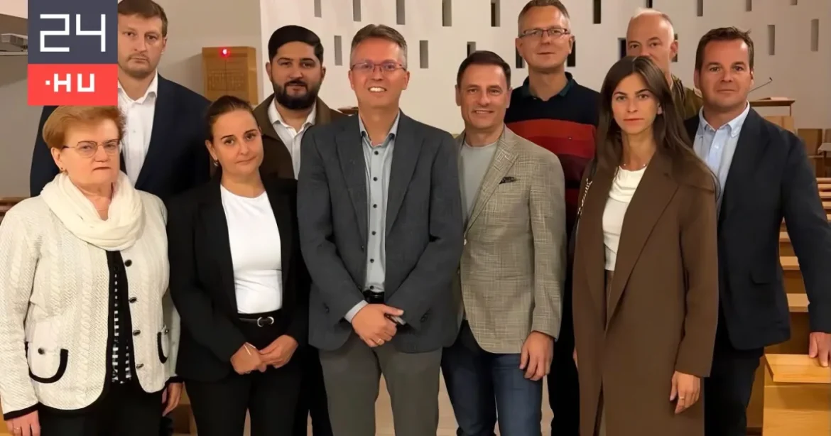 Több mint húszan pózolnak egy képen Hankó Balázs támogatására