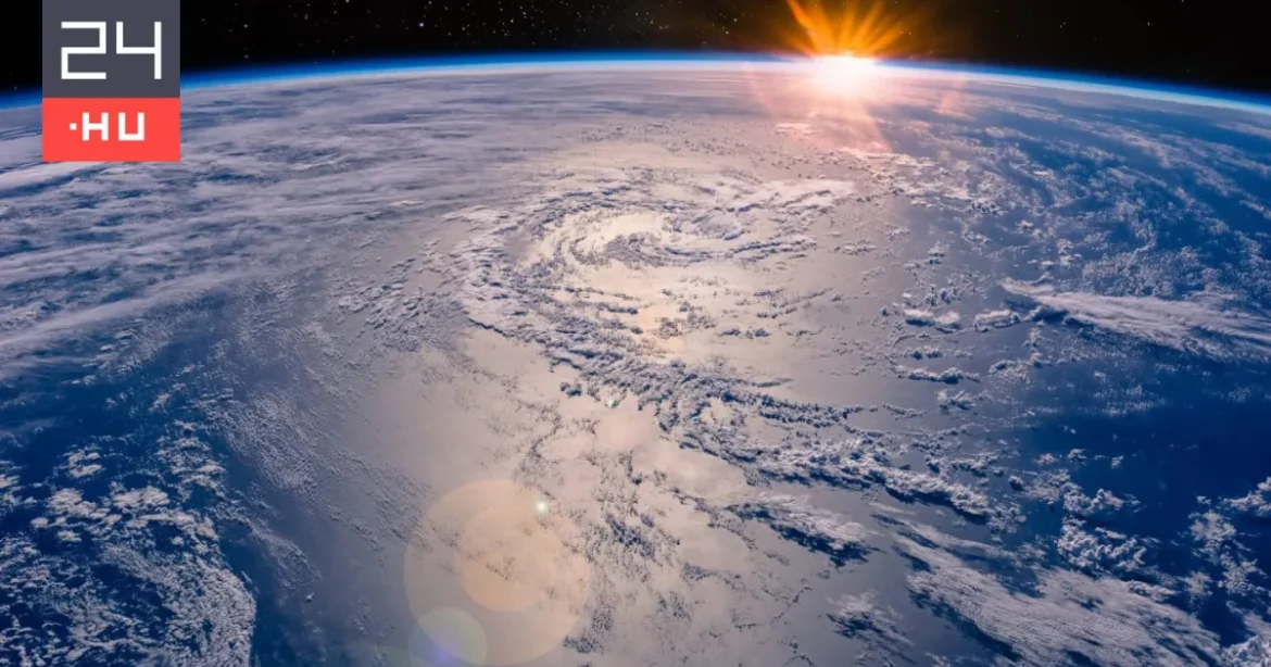 Videón az óceánt beborító 13 000 kilométeres felhősáv