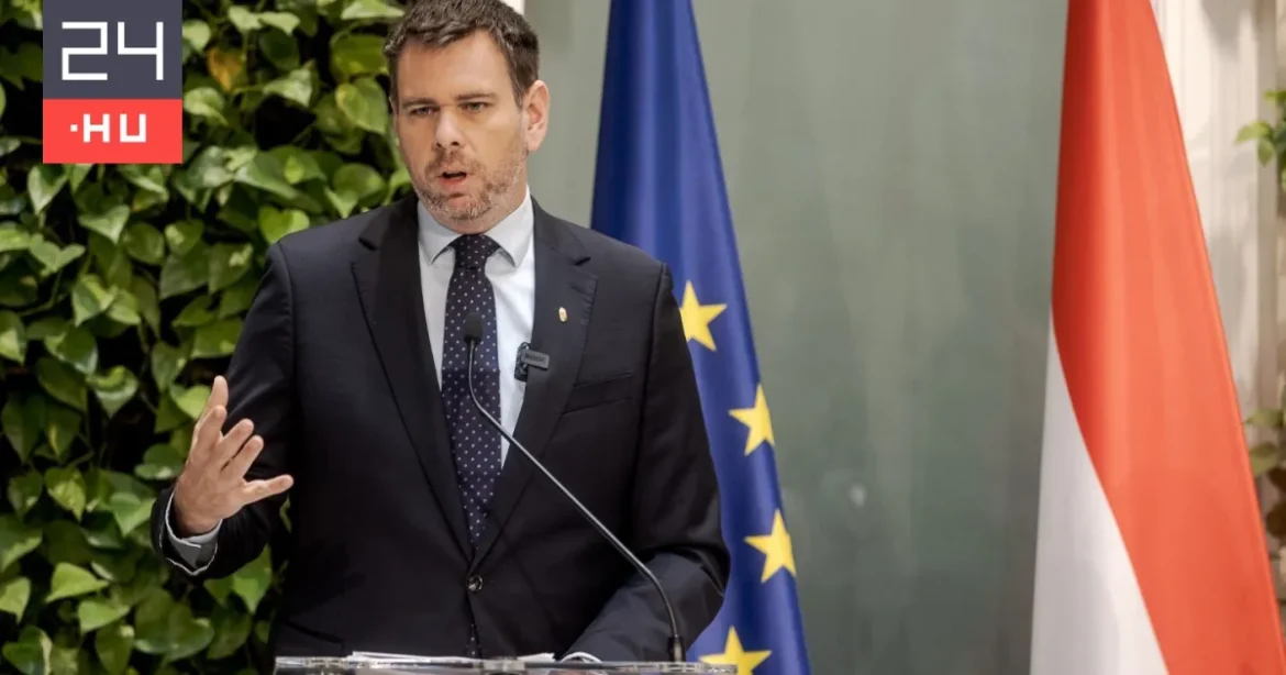 Vitézy Dávid Lázár János aláírásával bizonyítja az M6-os koncesszió túlárazását